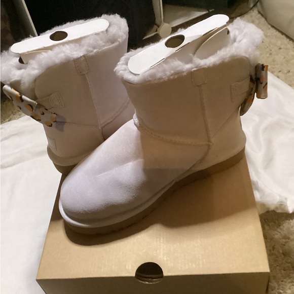 NIB MINI BAILEY BOW UGGS 6 - Picture 2 of 4